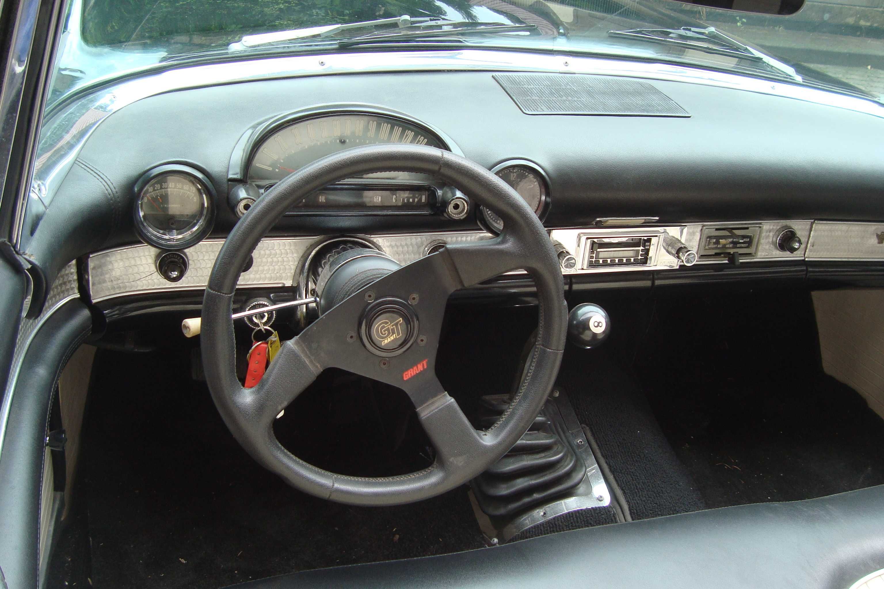 Ford Thunderbird 1955, 4800 cm3 .