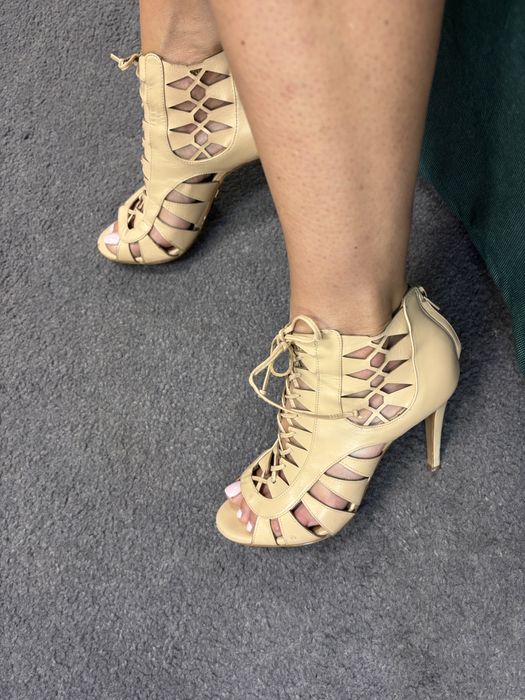 Kazar sandały na obcasie botki peep toe z ażurowym wzorem