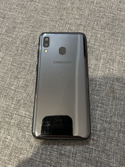 Samsung A20e w dobrym stanie