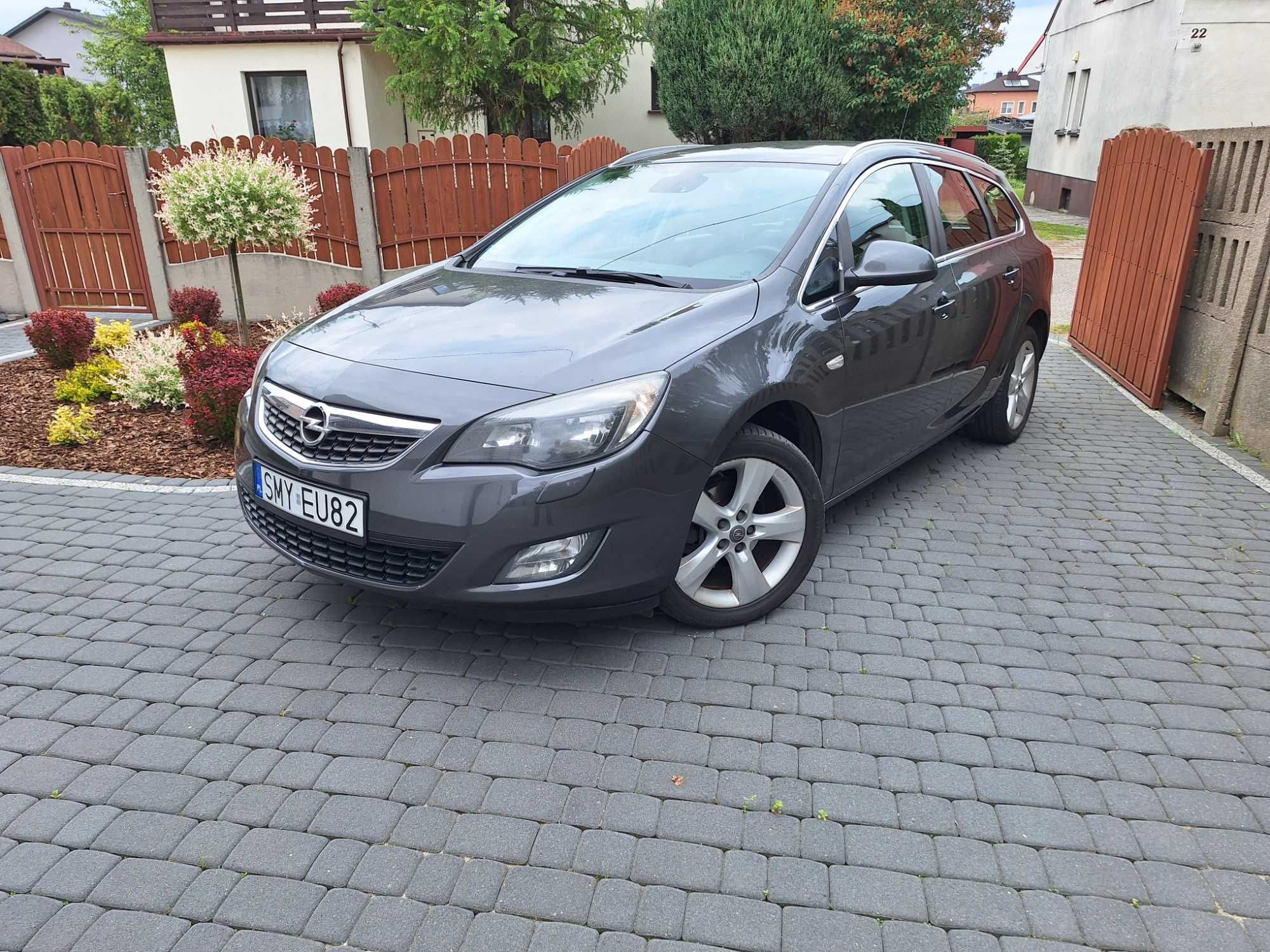 Opel Astra J 4 IV Benzyna 1,4 Turbo 140 KM 2011 rok