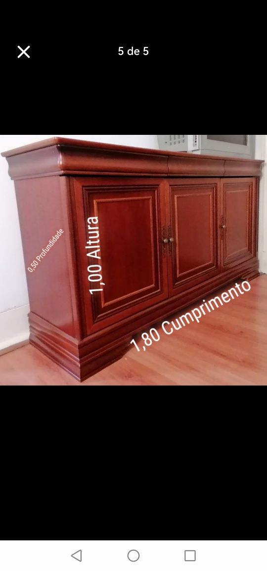 Móvel de sala com três portas e três gavetas