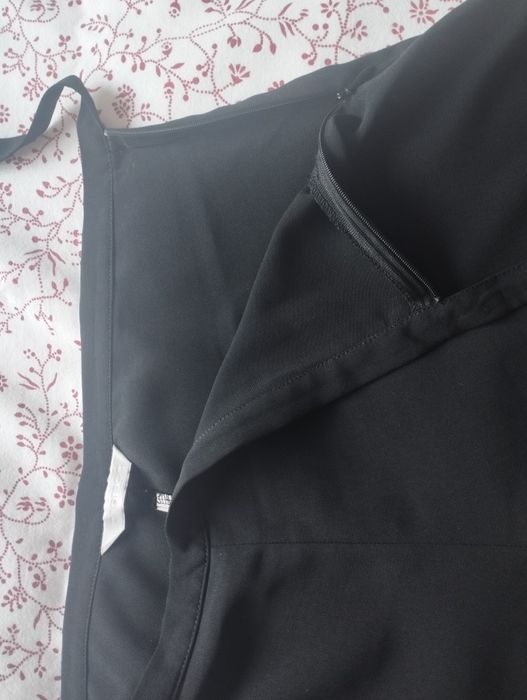 Calças pretas finas com atilho na bainha e na cintura