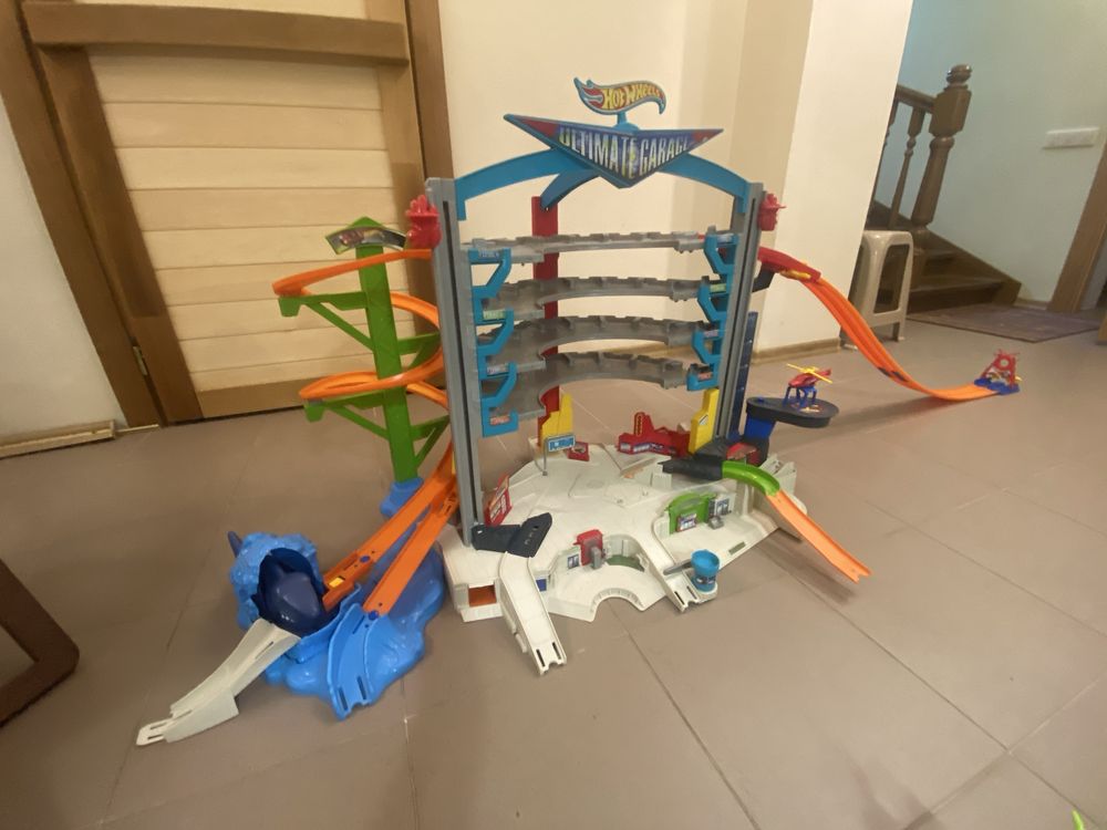 Hot wheels гараж + трек з павуком