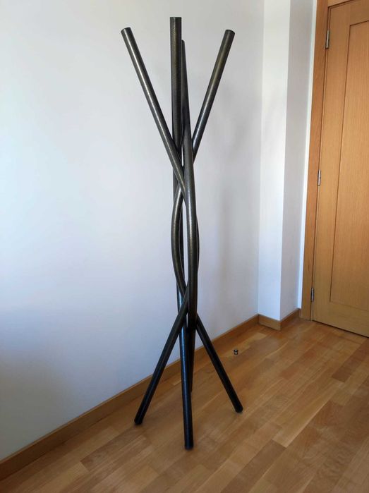 Bengaleiro de pé de metal preto com brilho dourado