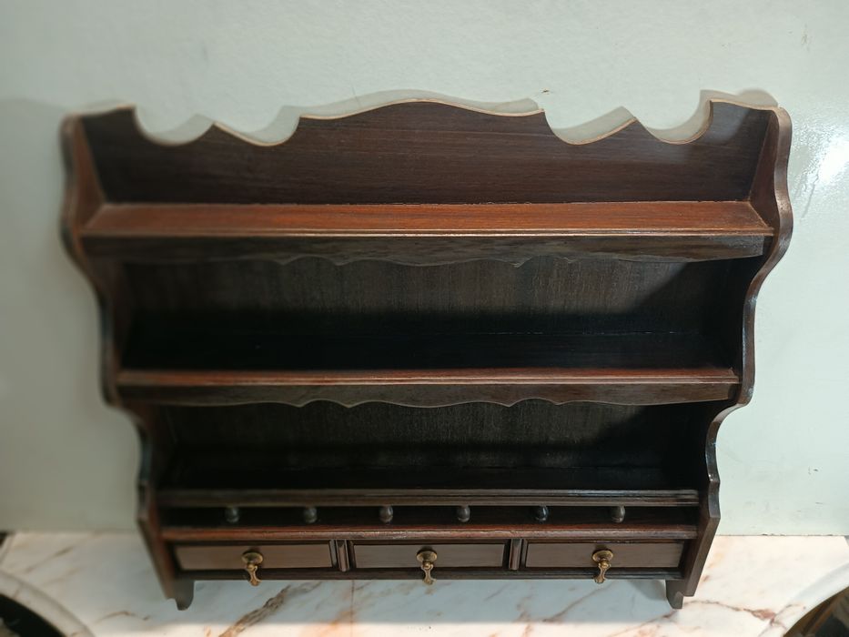 Mostrador em madeira aplicação á parede com três gavetas.
Medidas 60/5