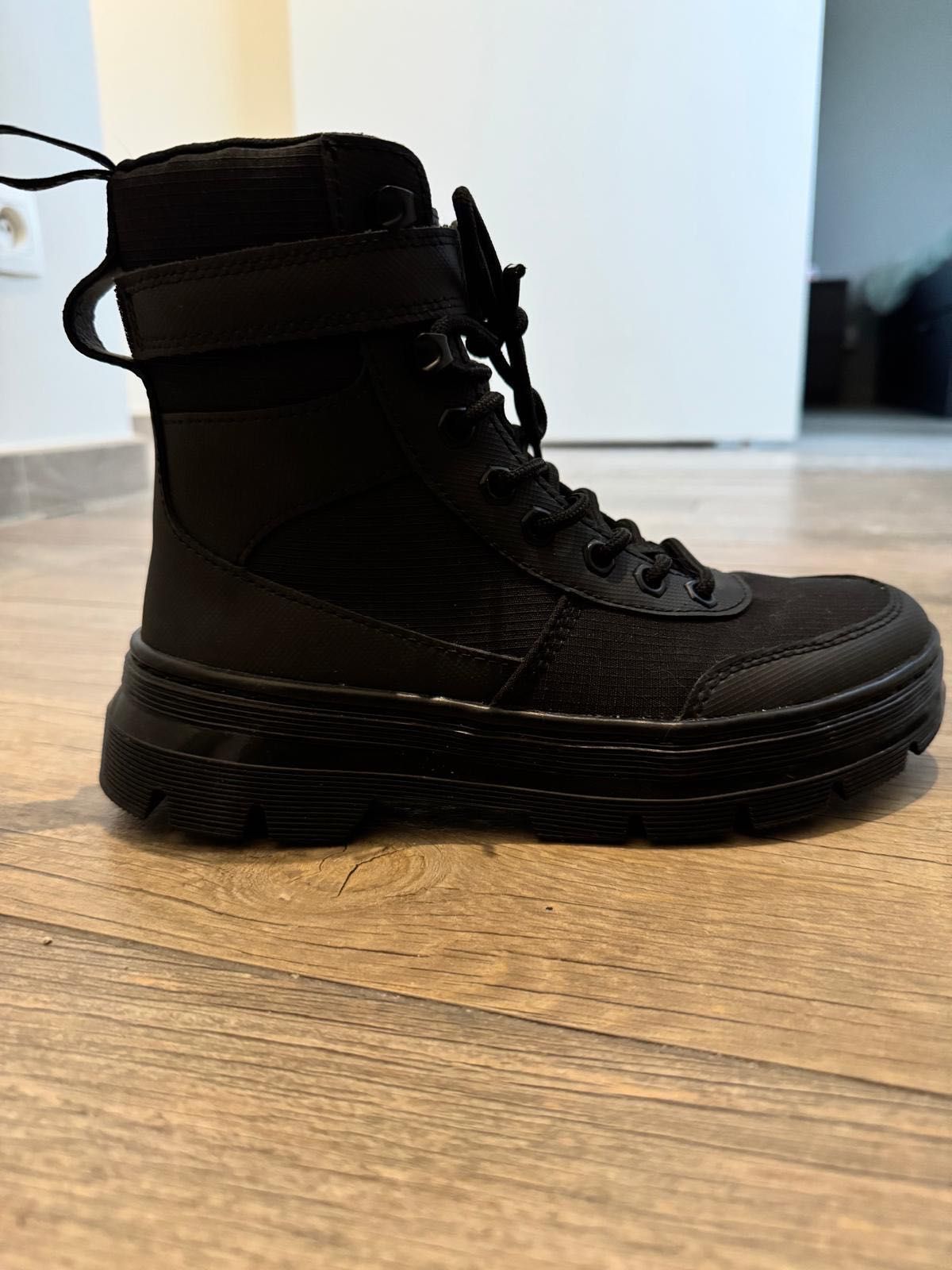 Vendo botas pretas da Dr. Martens