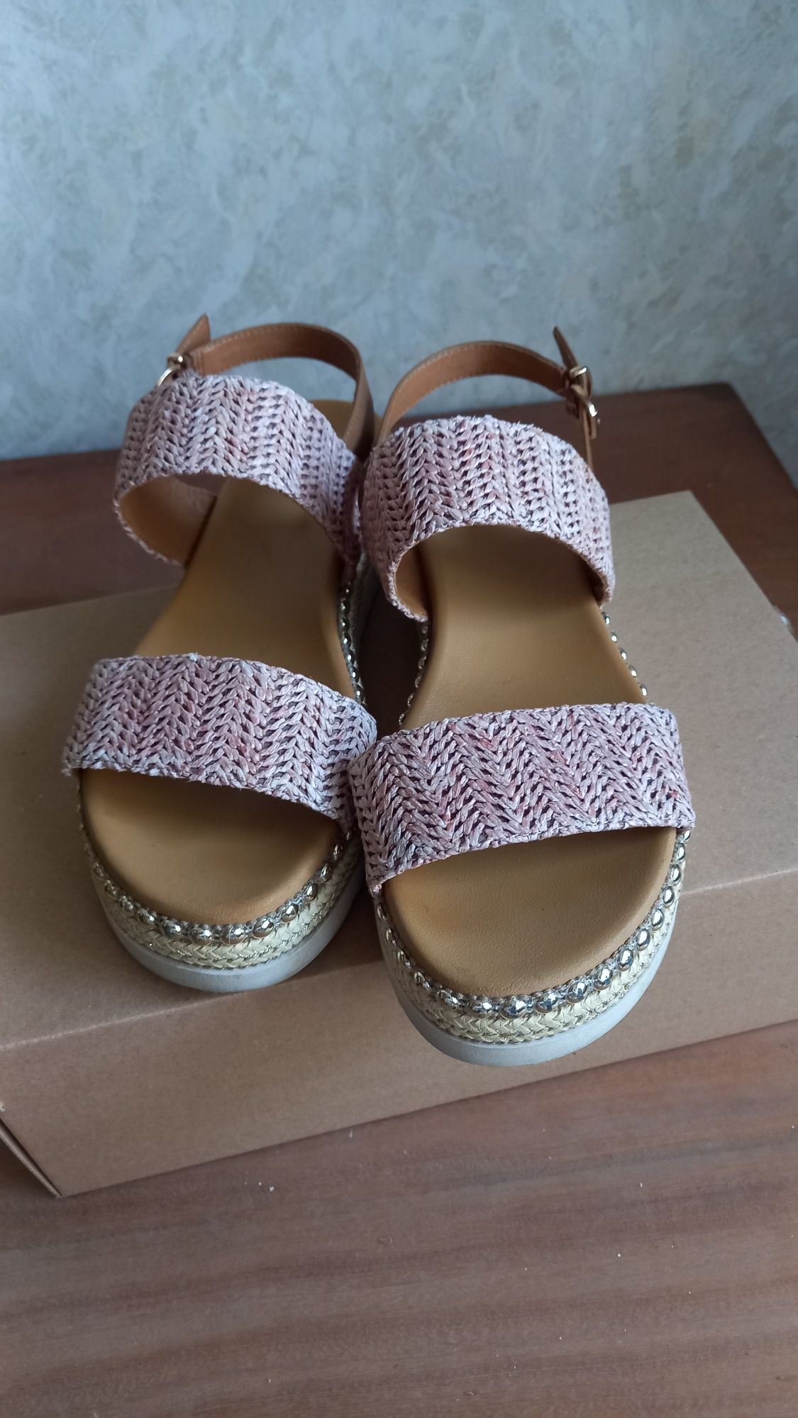 Продам женские босоножки бренда CATWALK