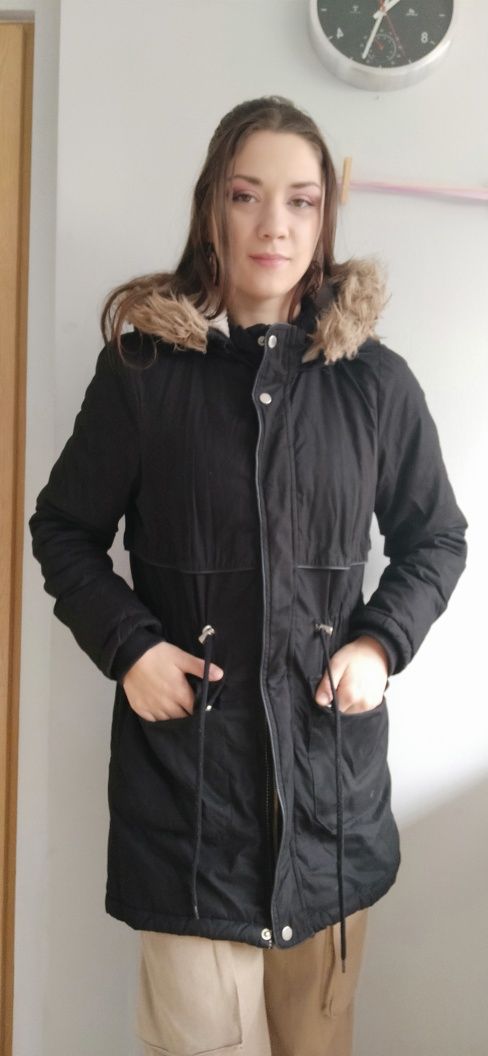 Czarna ciepła zimowa kurtka z kapturem z futerkiem z pojemnymi kieszen