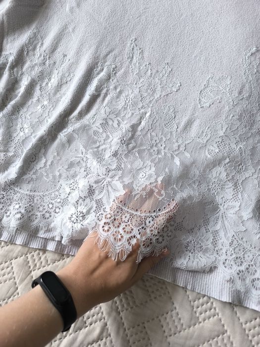 Sweterek bluzka z koronką