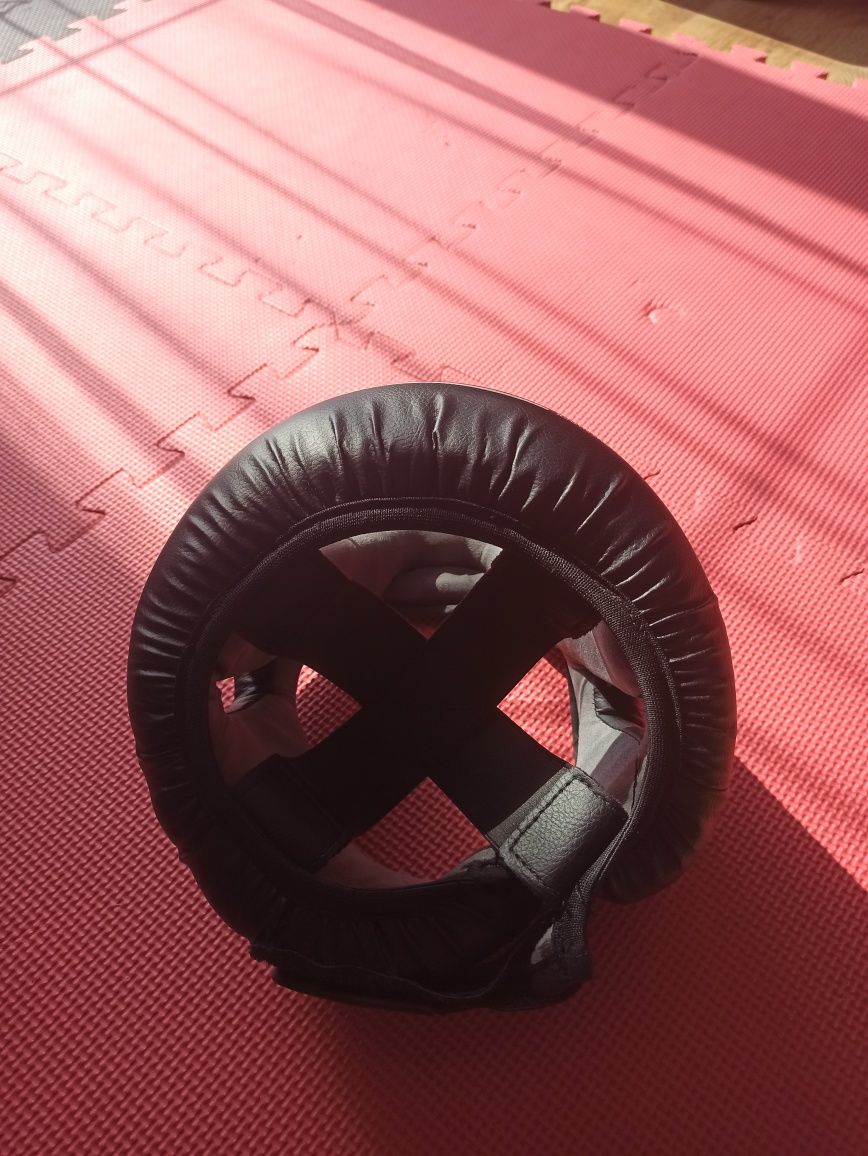 Kask bokserski z ochraniaczem
