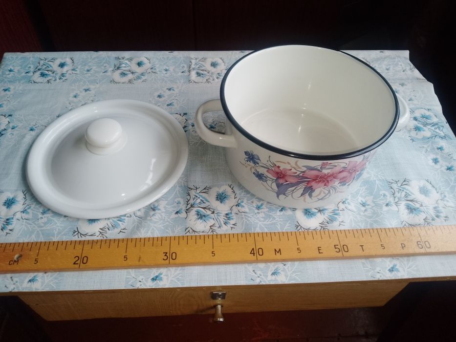 Продається посуд емальований,  каструлі та миски виробництва СРСР.