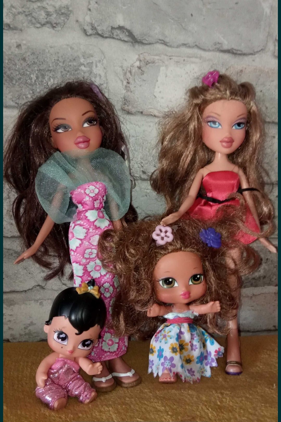 Bratz zestaw 4 oryginalnych lalek w ubrankach