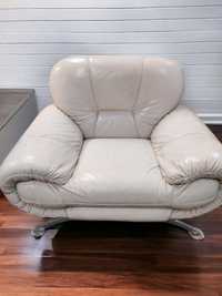Solidny fotel skórzany w kolorze białym