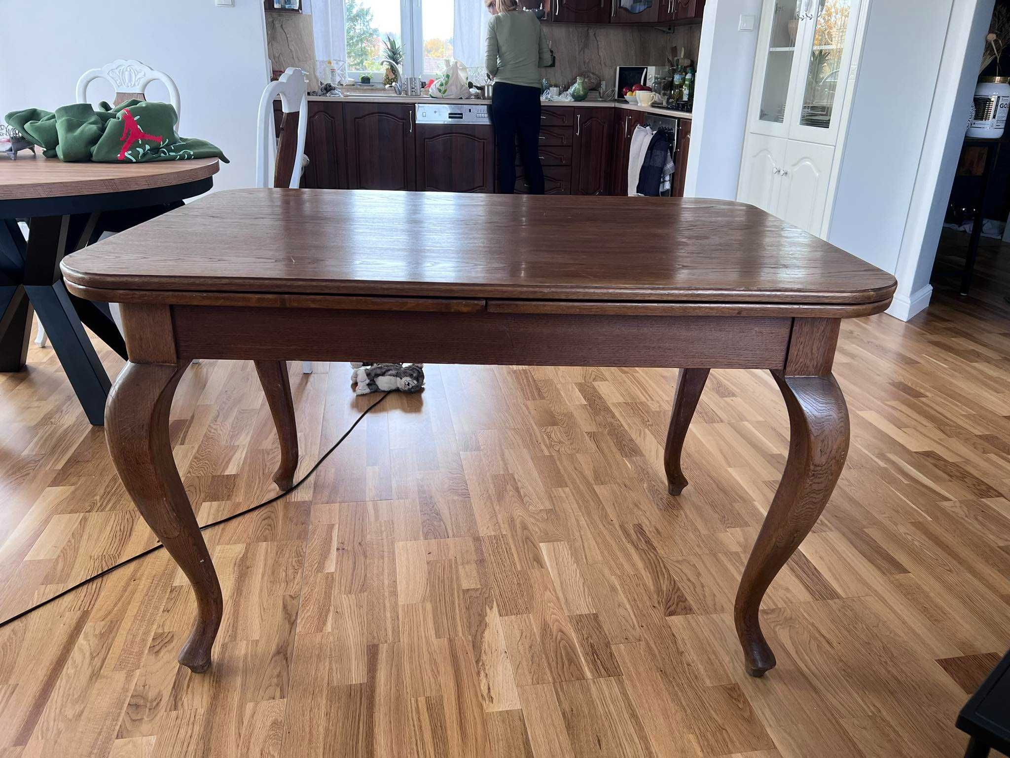Drewniany stół salonowy