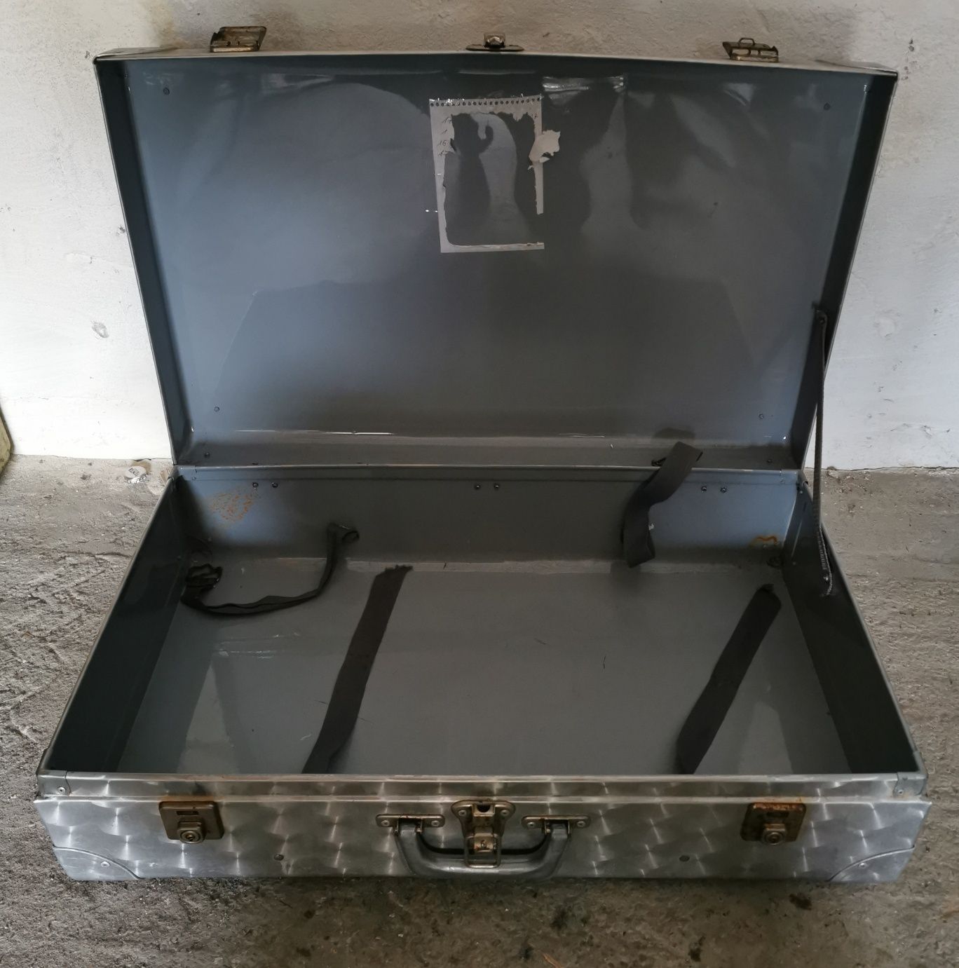 Stara aluminiowa walizka podróżna