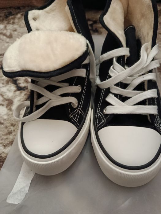 Продам, нові теплі, стильні кеди.
