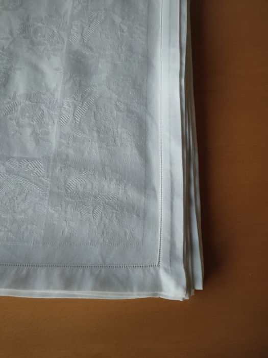 Toalha de mesa e guardanapos.