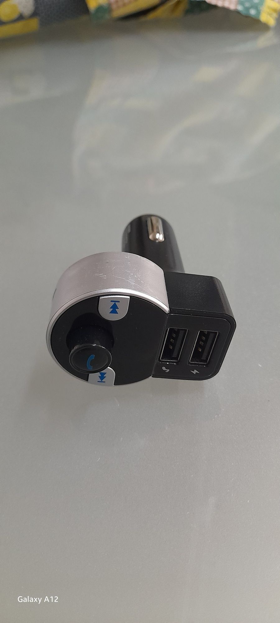 Transmissor FM com Bluetooth.