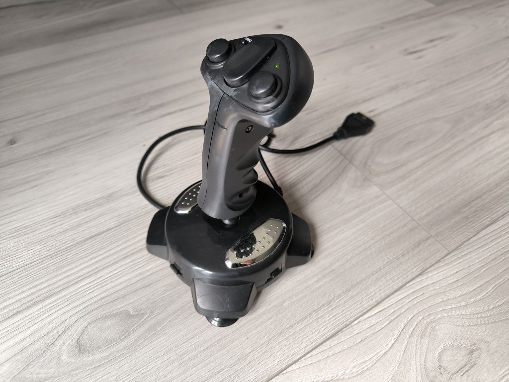 Joystick firmy Saitek x7-34