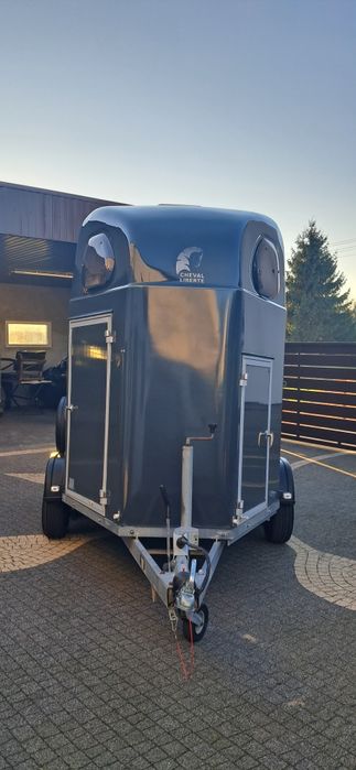 Przyczepa do przewozu dwóch koni