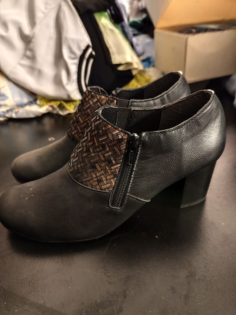 Sapatos pretos com estampa