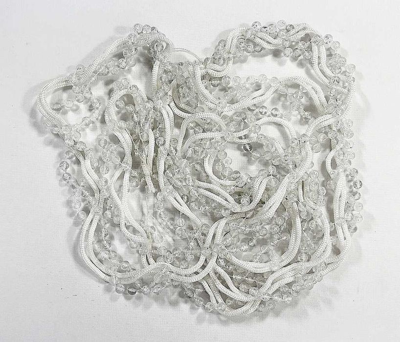 Dekoracyjne białe perełki na sznurku długość 270cm