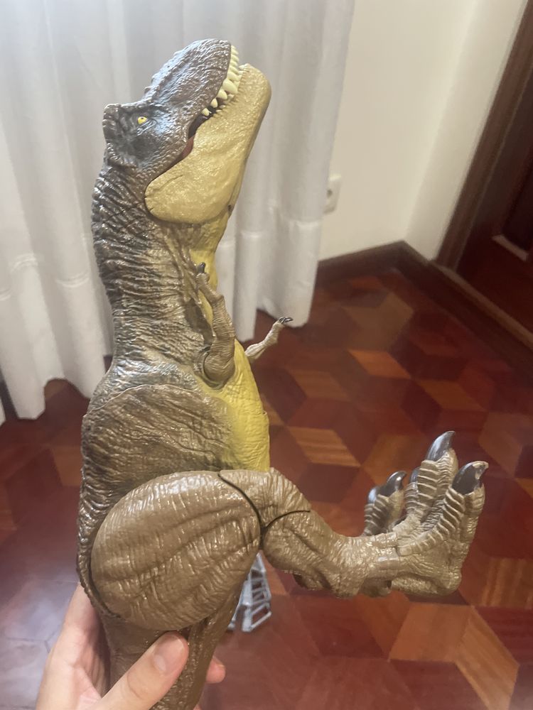 Jurassic World - T-Rex ataca e devora