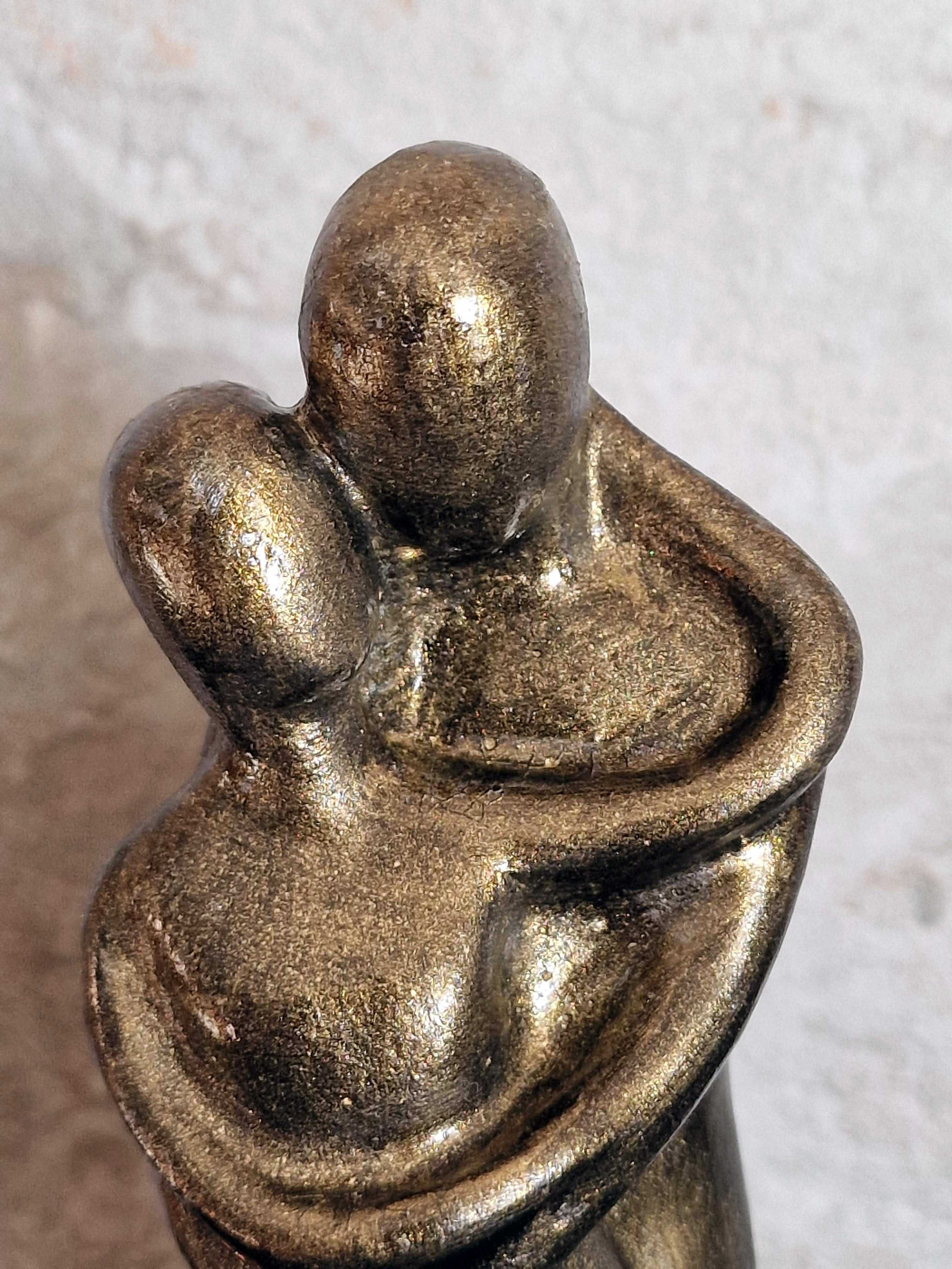 Rzeźba z gipsu, W Twoich Ramionach, złota, wys. 15,2 cm