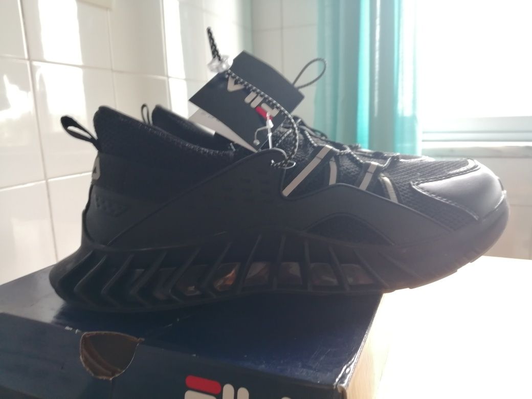 Vendo Ténis novos da marca FILA N 43