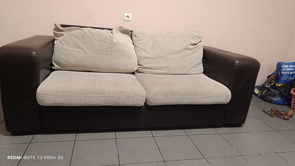 Sofá pele com almofadas em tecido