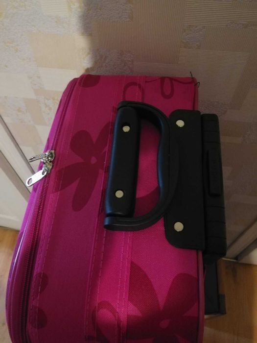 Чемодан новый средний розовый с Швейцарии 56 см