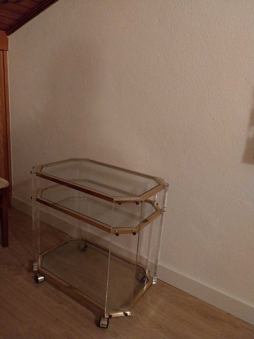 Mesa de apoio em acrílico e latão