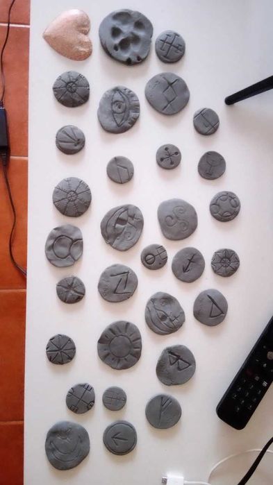 Peças de barro simbólicas