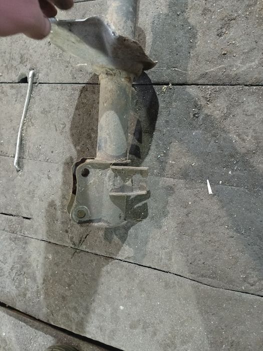 Продам передні амортизатори на Сузукі  Свіфт Балено.