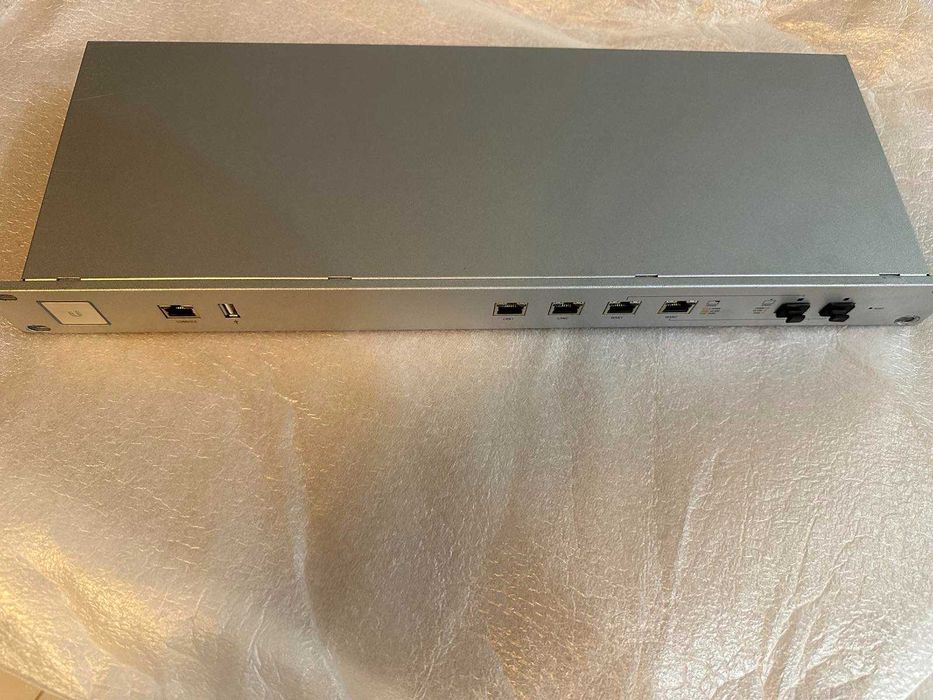 Шлюз Ubiquiti UniFi Security Gateway USG-PRO-4