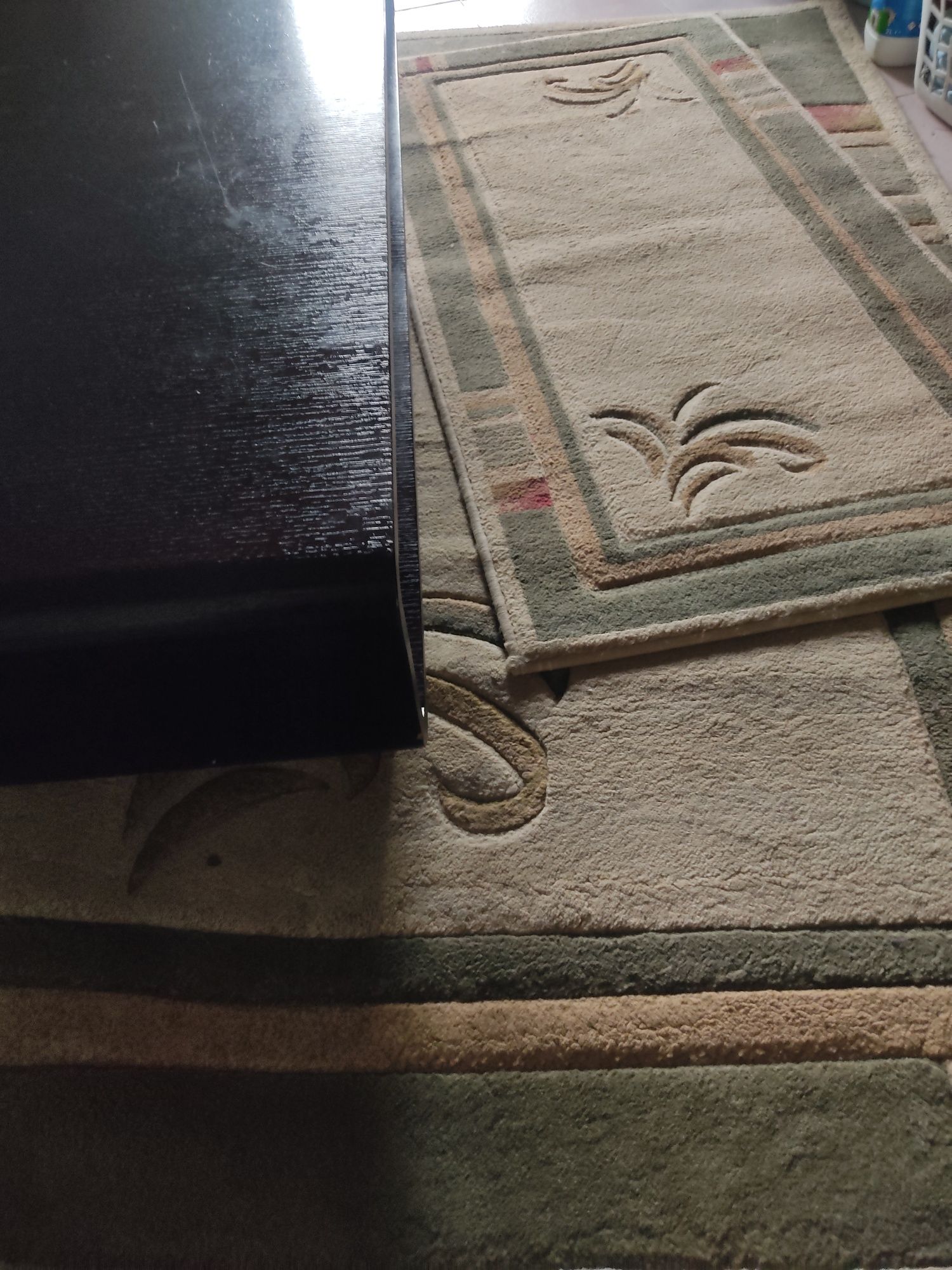 Conjunto de mesa de centro e carpetes de sala