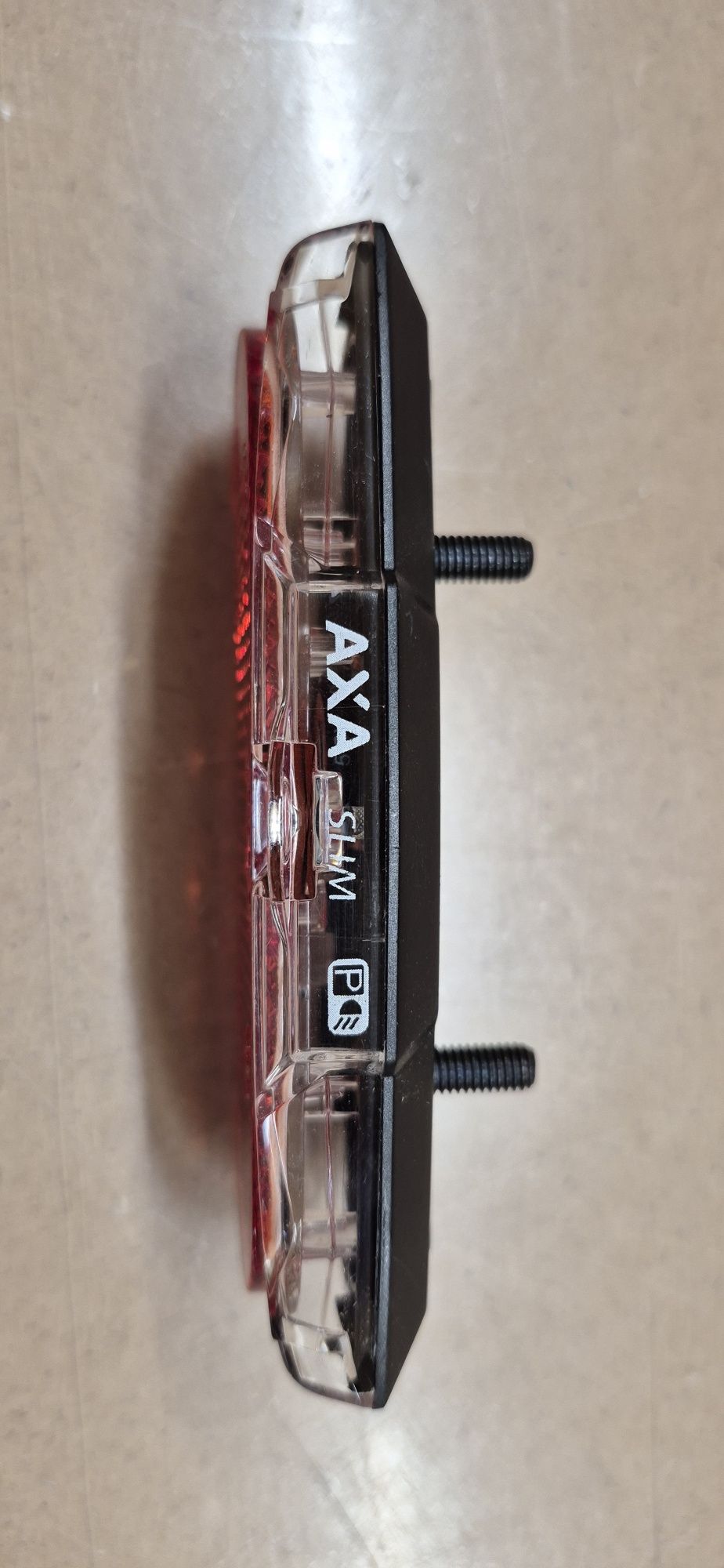 1. Tylna lampka AXA Slim LED . W bagażnik