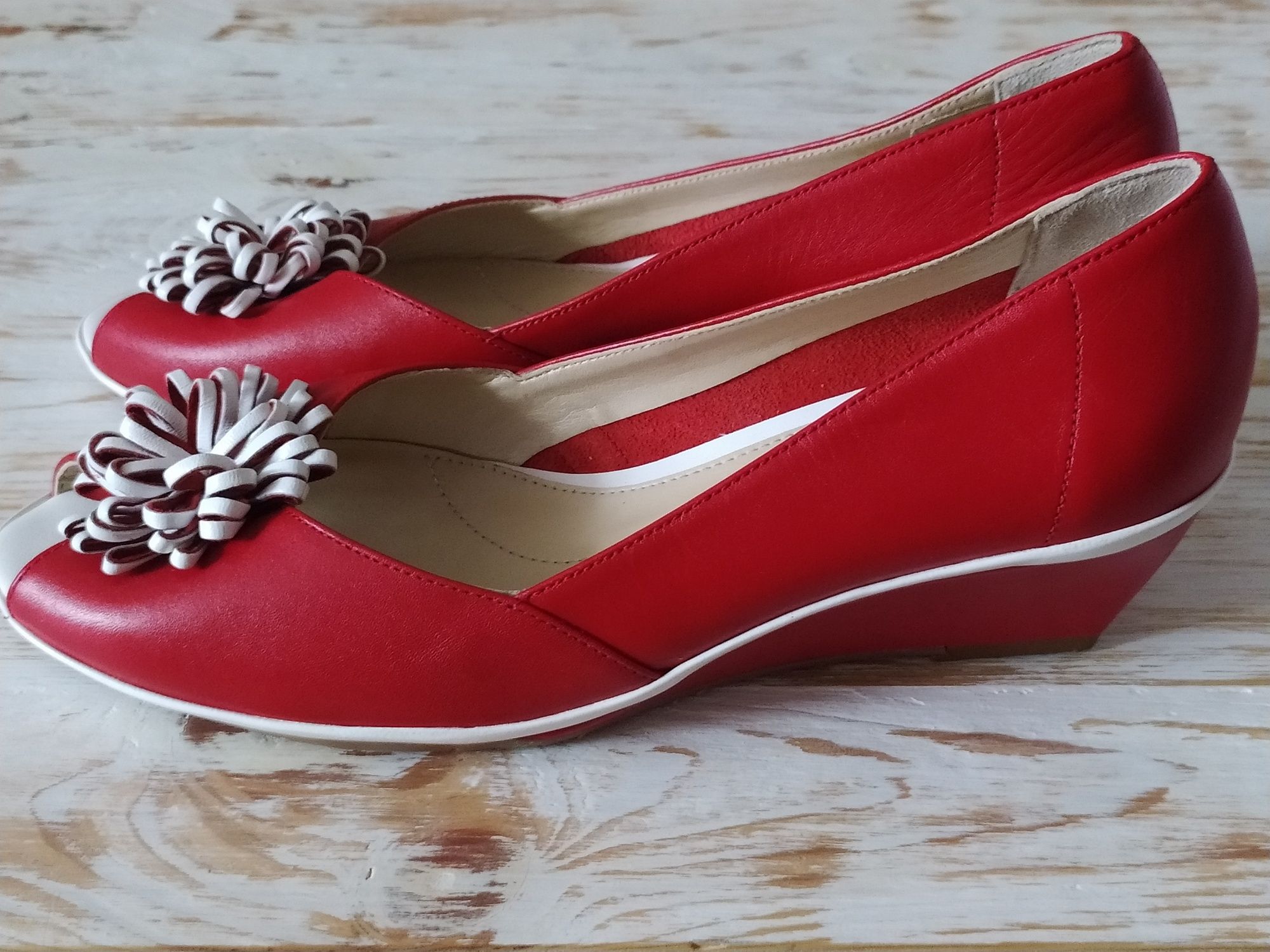 Туфлі червоні з відкритим носком van dal
