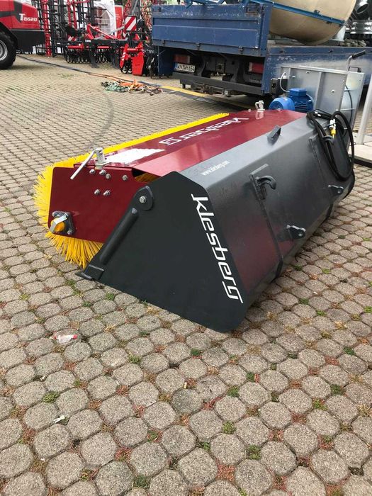 Łyżka zamiatająca ze szczotką