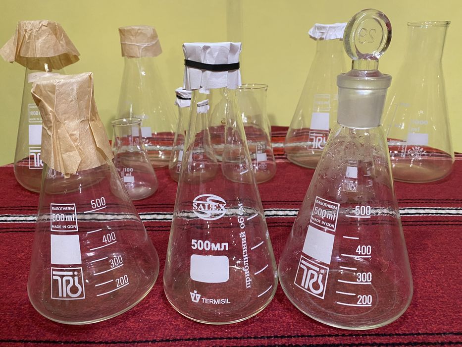 Лабораторні колби циліндри та інше