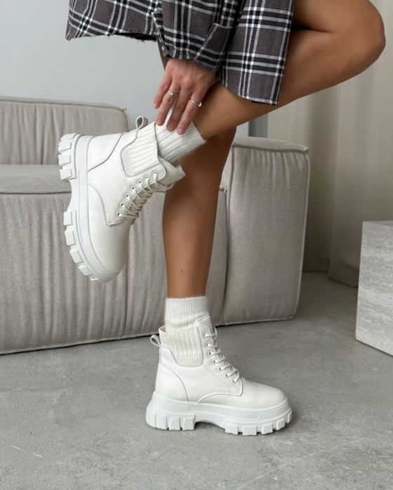 Шкіряні жіночі зимові ботінки, бежеві, тракторна підошва