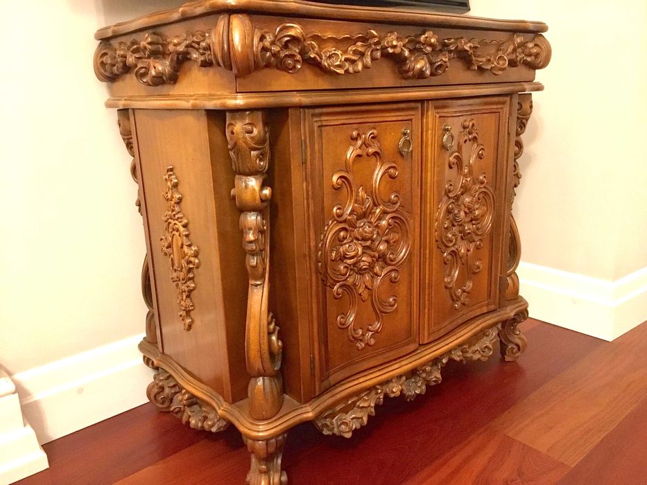 Komoda, bogato rzeźbiona