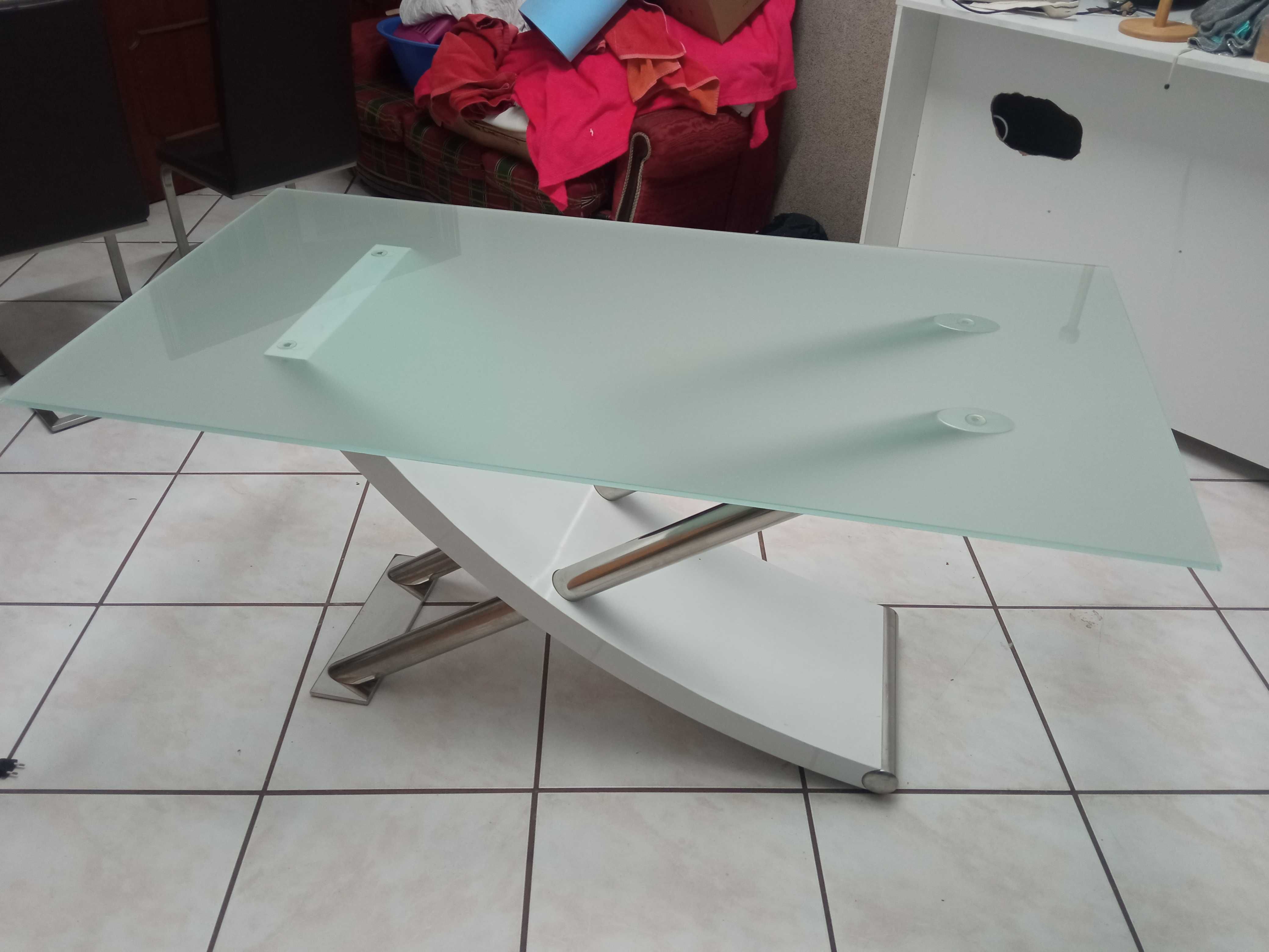 Mesa com pé metálico e tampo em vidro