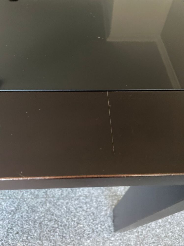 Mesa castanha de madeira maciça
