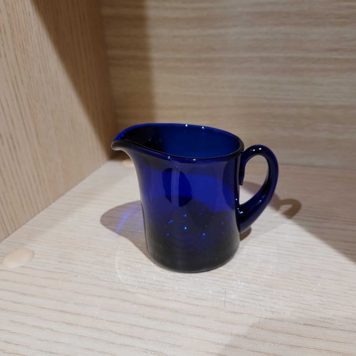 Niebieska szklana filiżanka