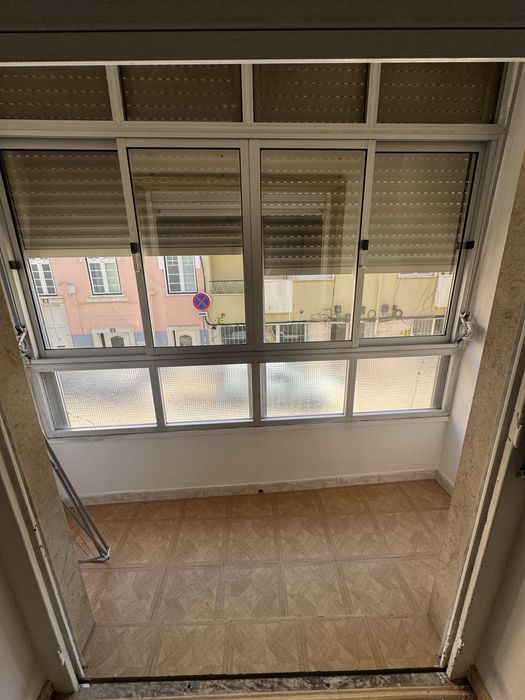 Quarto solteiro/a no centro de queluz