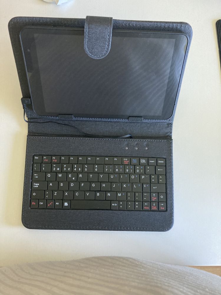 Tablet 8” com capa e teclado