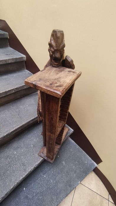 Drewniany stojak półka na płyty CD unikalna rzeźba