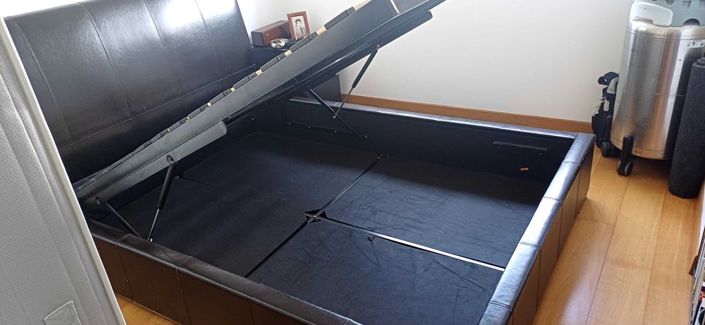 CAMA SOMMIER. Em bom estado, tendo em conta a idade. Marca CONFORAMA.