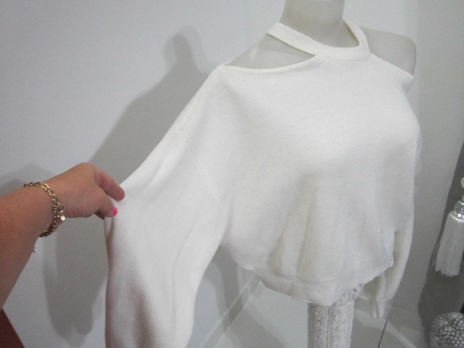 biały ciekawy sweter rozm M-L oversize